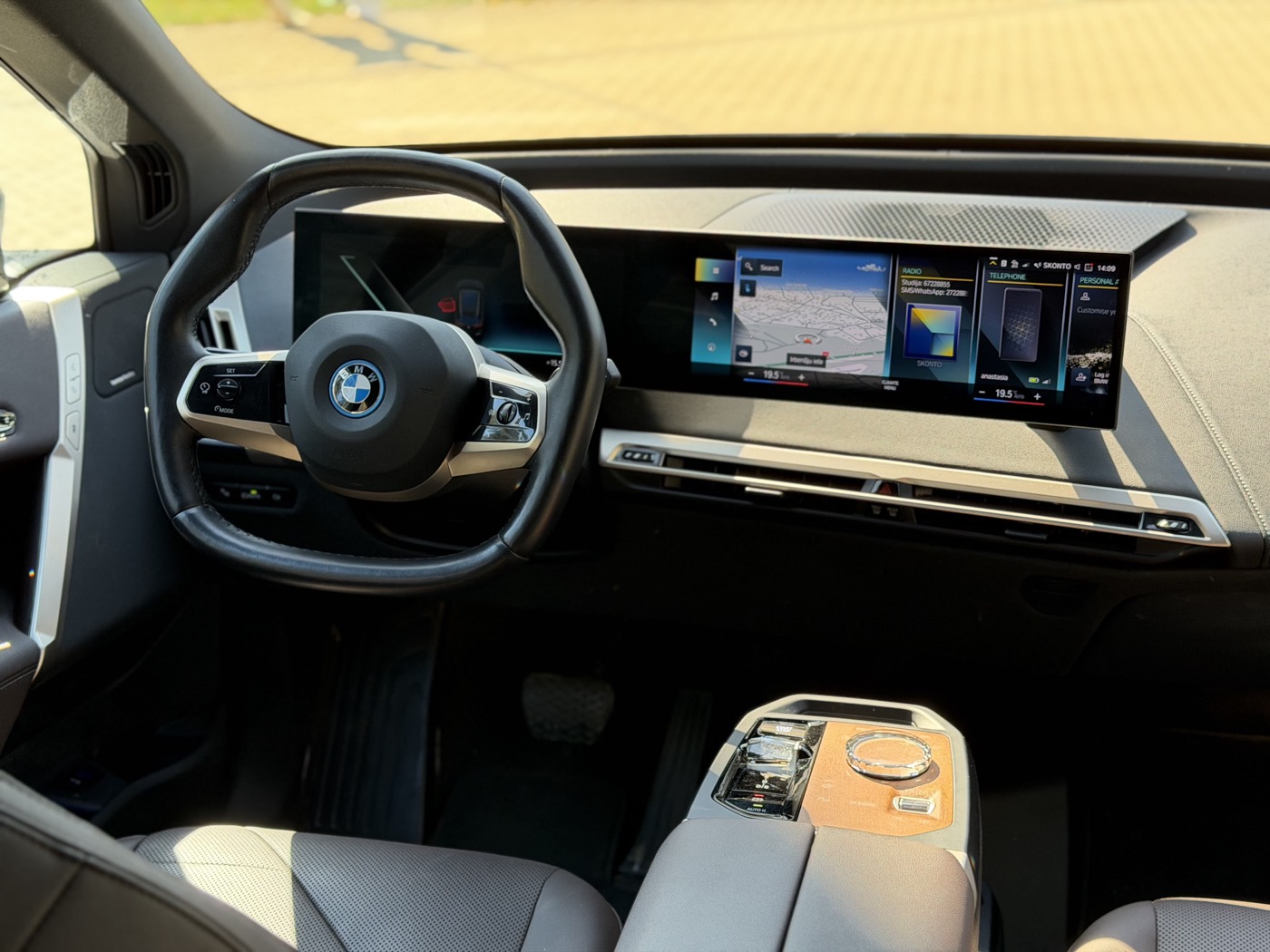 BMW iX salons ar vadītāja displeju un centrālo konsoli