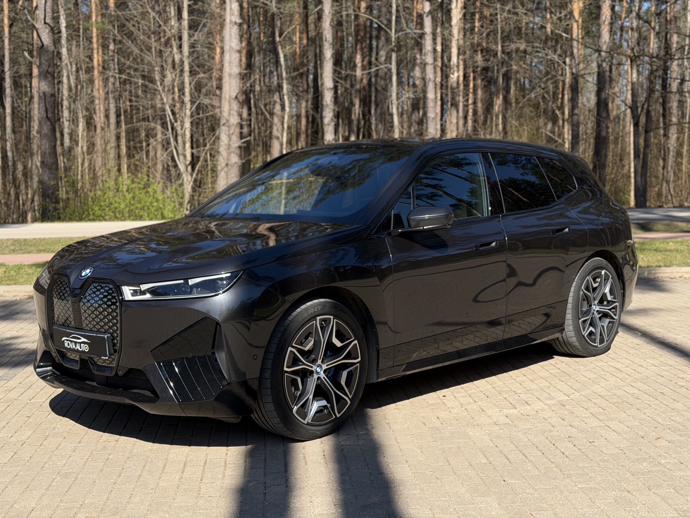 Melns BMW iX piegādāts RoVa Auto klientam