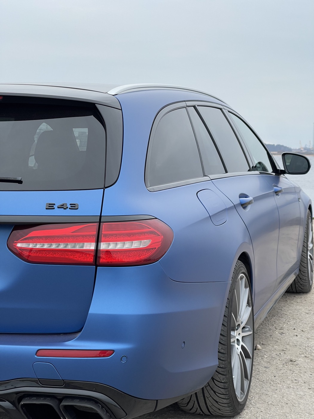 Zila Mercedes E43 virsbūves detaļa